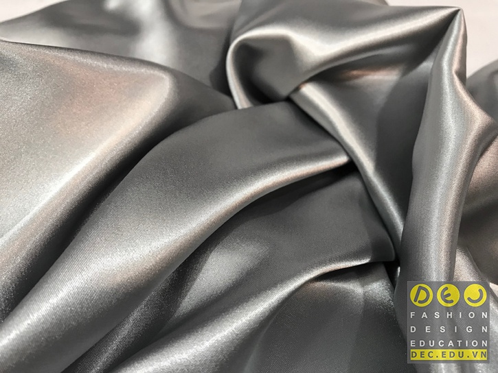 Vải polyester charmeuse có thể nhìn rõ được kết cấu sợi dệt hơn Phân biệt vải polyester charmeuse và lụa charmeuse