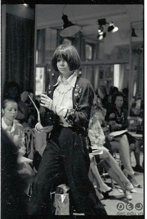 Anna Wintour quyết định bỏ học  và bắt đầu sự nghiệp làm tạp chí của mình năm 21 tuổi