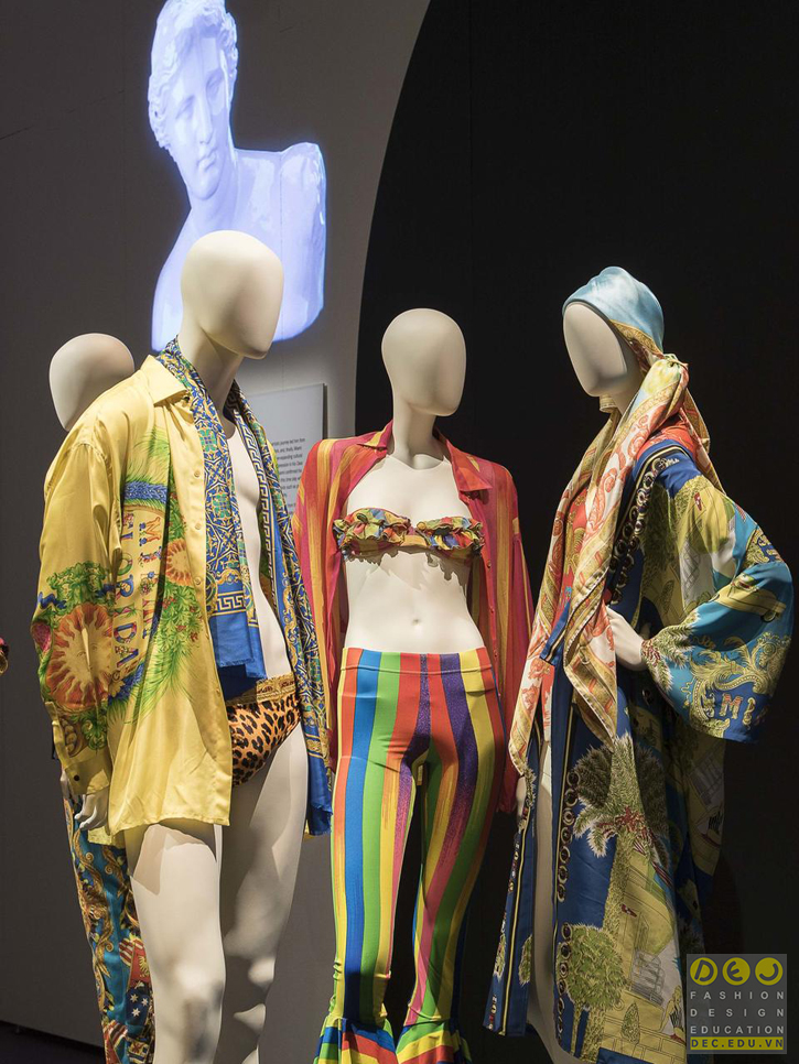 Gianni Versace tạo ra những mẫu thiết kế táo bạo khác thường