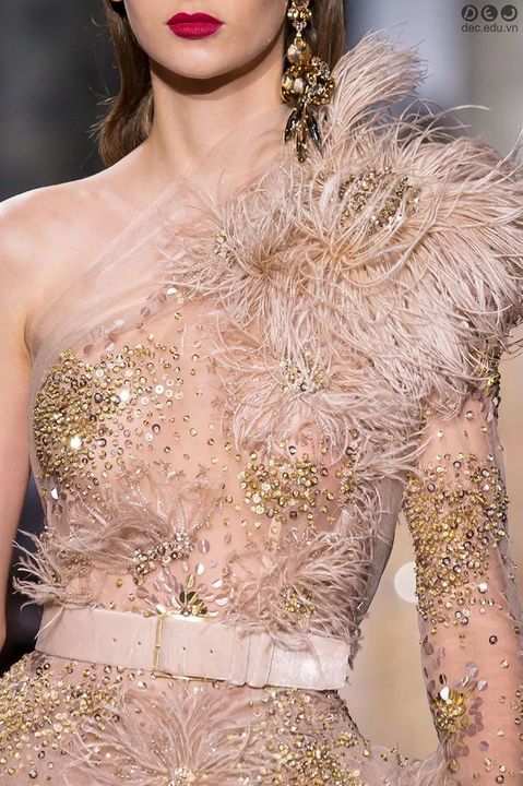 Điểm nhấn phom dáng trang phục Elie Saab