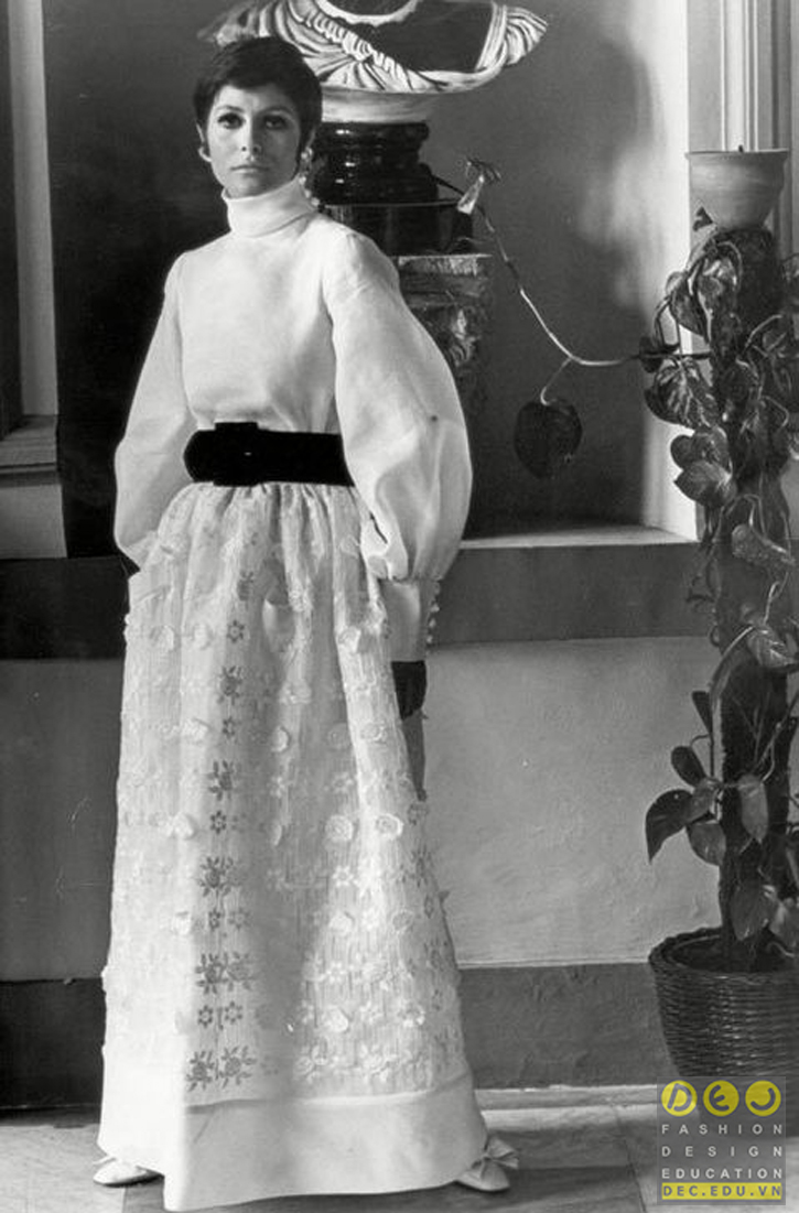 Hình ảnh bộ sưu tập White năm 1967 của Valentino