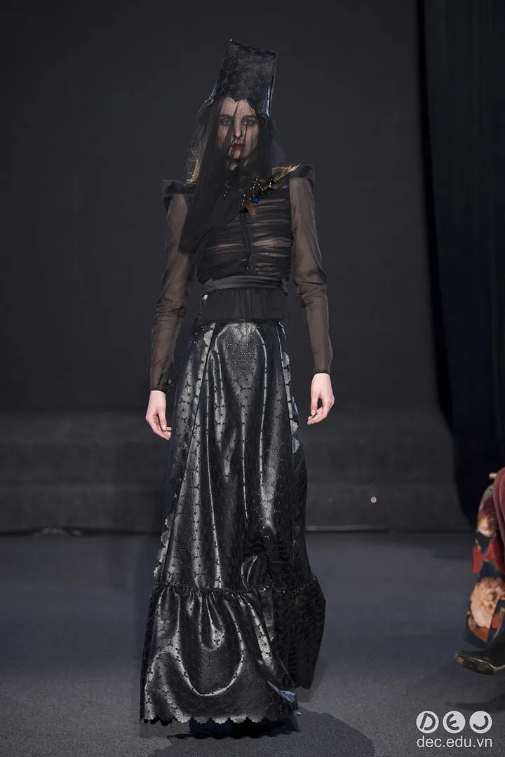 BST-thoi-trang-Ronald-van-der-kemp-Xuan-2018-couture 35_zpskgbxupkq.jpg