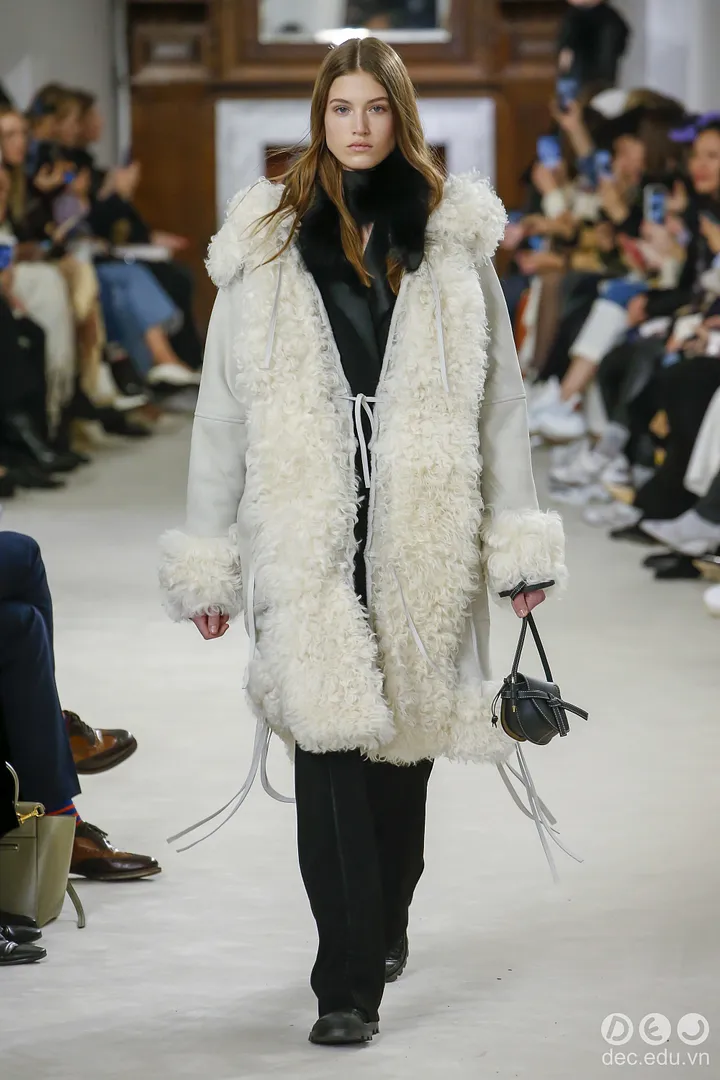 BST-thoi-trang -Ready-to-Wear -Loewe-Thu-Dong- 2018 2_zpshho4pwyc.jpg