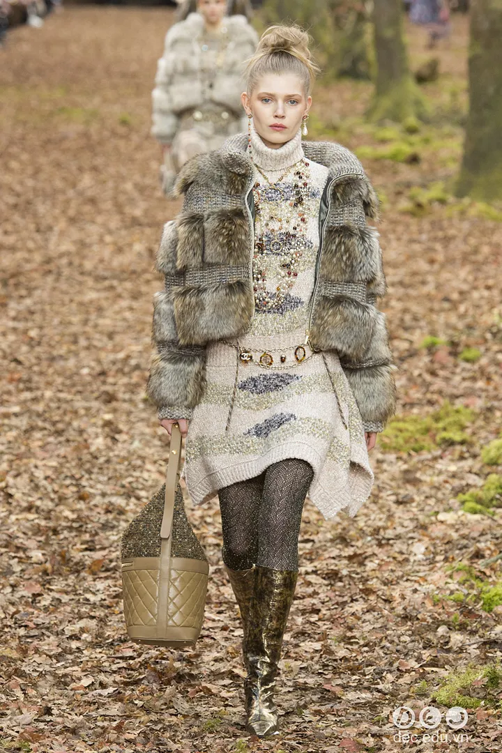 bst-thoi-trang-ready-to-wear-chanel-thu-dong-2018 55_zpsukpwaqgt.jpg