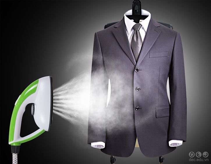 Cách bảo quản và chăm sóc áo blazer - sử dụng bàn là hơi nước