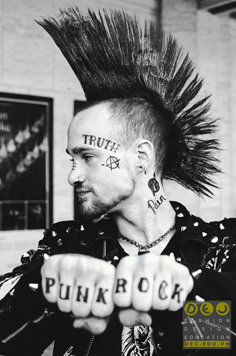 Xuyên lỗ, xăm hình một trong những đặc trưng của tin đồ phong cách punk rock