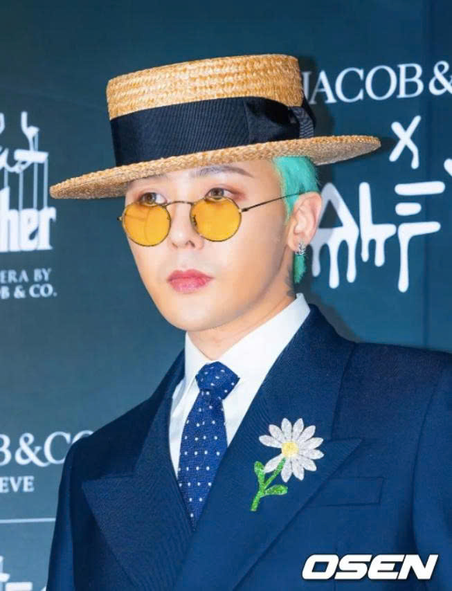biểu tượng hoa cúc độc quyền của G-Dragon xuất hiện trong thiết kế áo đấu Đội tuyển Hàn Quốc G-Dragon với biểu tượng hoa cúc độc quyền