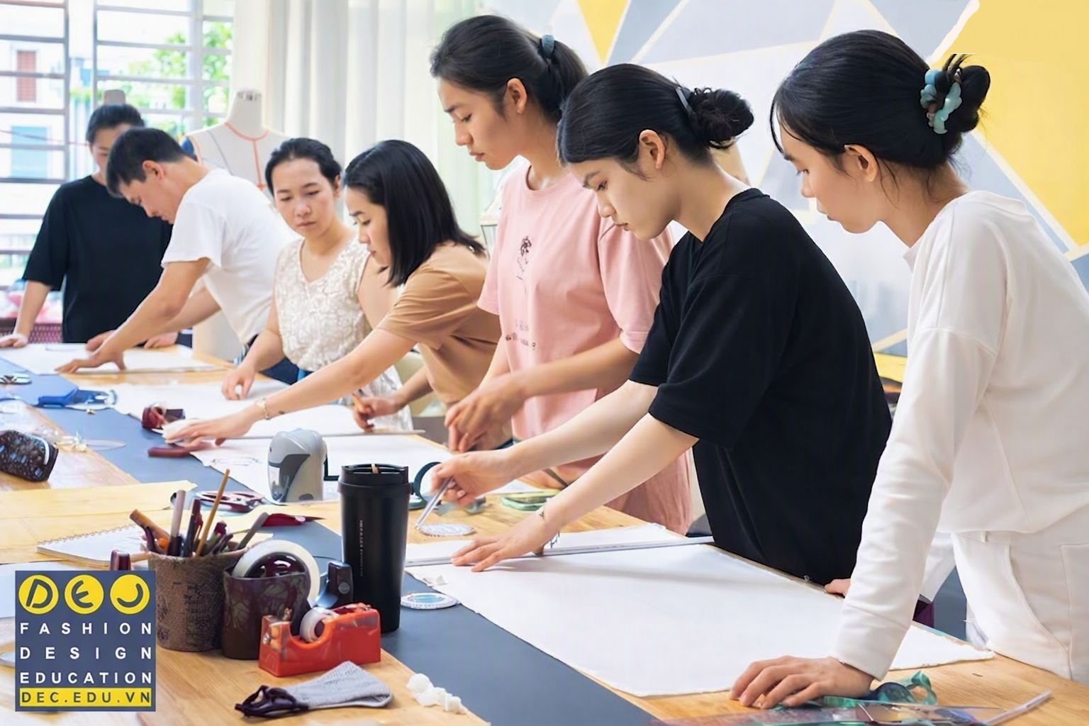 Học Cắt May là công việc hàng ngày của Thi Thi trong lớp học cắt may