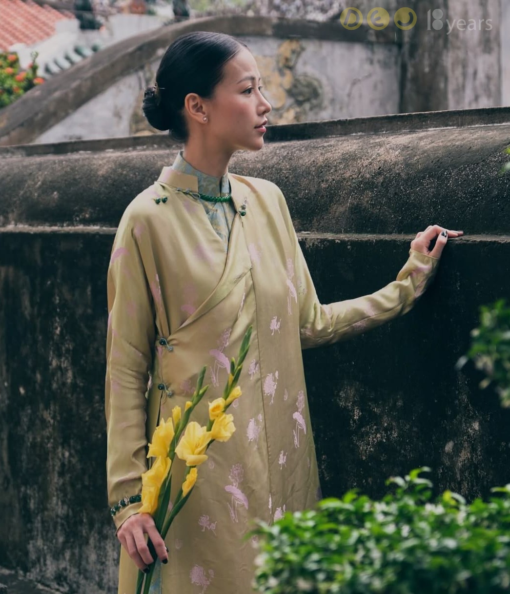 Áo ngũ thân truyền thống với cổ đứng và hàng khuy cài lệch Áo ngũ thân truyền thống