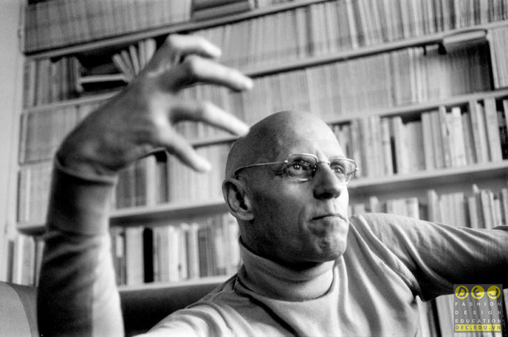 Trang phục áo cổ lọ được mặc bởi triết gia Michel Foucault Trang phục áo cổ lọ được mặc bởi triết gia Michel Foucault