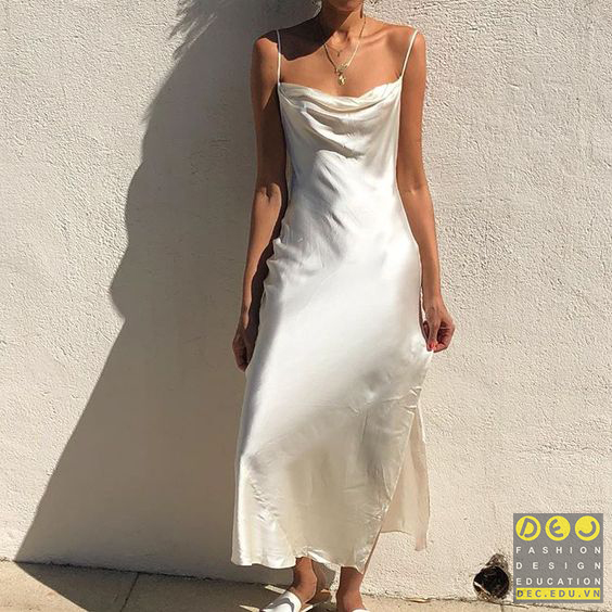 Vòng cổ được kết hợp hài hoá với váy Slip Dress